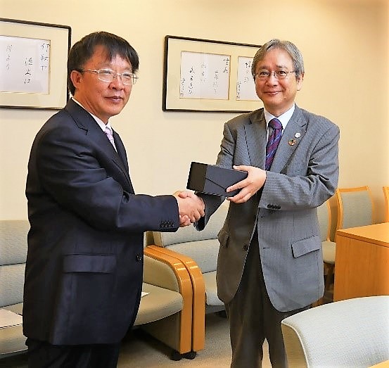 Vice-President Zhang Fengbao (left) and Executive Vice President Matsuto Ogawa (right)
