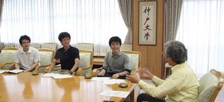 インタビュー風景（左から近藤さん、城殿さん、火野坂さん、福田学長）