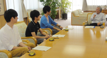インタビュー風景　左から　福田さん、大平さん、今橋さん、福田学長