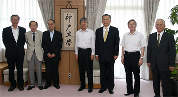 福田学長と凌霜三四会の方々