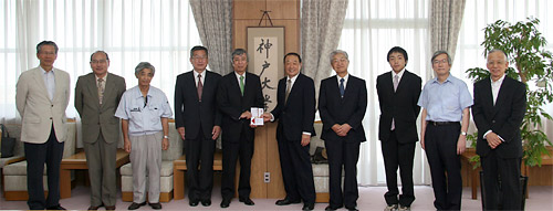 福田学長と神戸大学童研童友会の方々