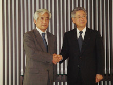 中村千春理事・連携創造本部長と服部盛隆頭取