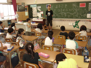 留学生と小学生の交流会を開催しました