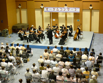 神戸フィルハーモニックの音楽監督兼常任指揮者 朝比奈千足氏をお迎えしコンサートを開催しました