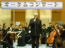 神戸フィルハーモニックの音楽監督兼常任指揮者 朝比奈千足氏をお迎えしコンサートを開催しました
