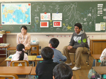 留学生と小学生の交流会を開催しました