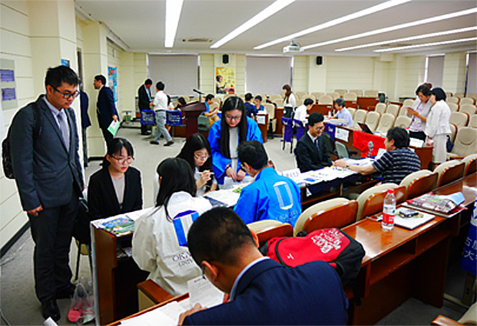 北京交通大学(中国・北京)で開催された日本留学説明会の様子