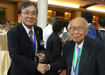 President Takeda (left) with Professor Arima (Director of the China Research and Communication Center at JST) at the reception