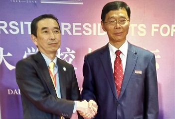 吉井理事(左)と郭東明学長