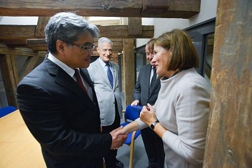 Professor Mizuhata receiving the Jagiellonian insignia from Vice-Rector Prof. Dorota Malec.