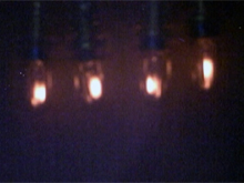 直接発電の模擬実験で点灯させたランプ