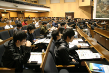 熱心に聴く参加者