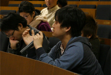 会場から質問する学生