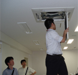 エアコンフィルターをチェックするメンバー