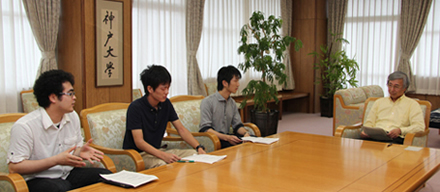 インタビュー風景（左から近藤さん、城殿さん、火野坂さん、福田学長）