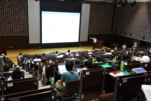 講演の様子(統合研究拠点コンベンションホール)